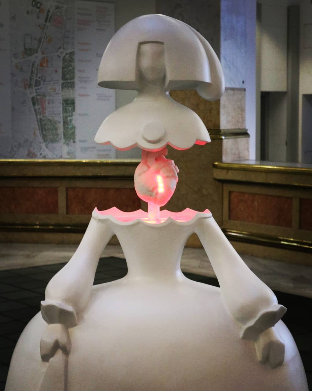 Se instala la menina “inteligente”, una escultura capaz de expresar emociones humanas en tiempo real